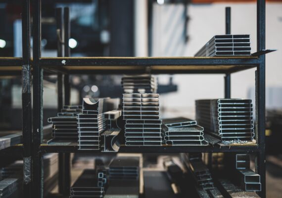 warehouse-5635000_1920